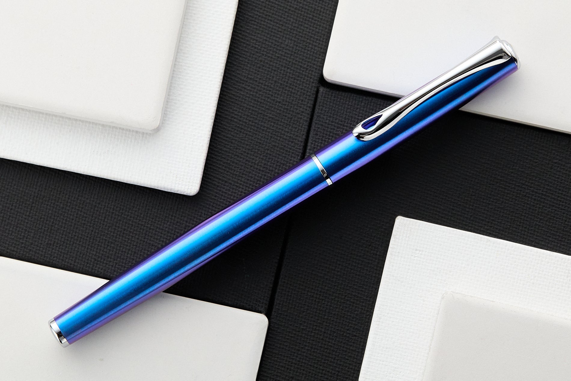 עט נובע Diplomat Traveller - כחול Funky Blue