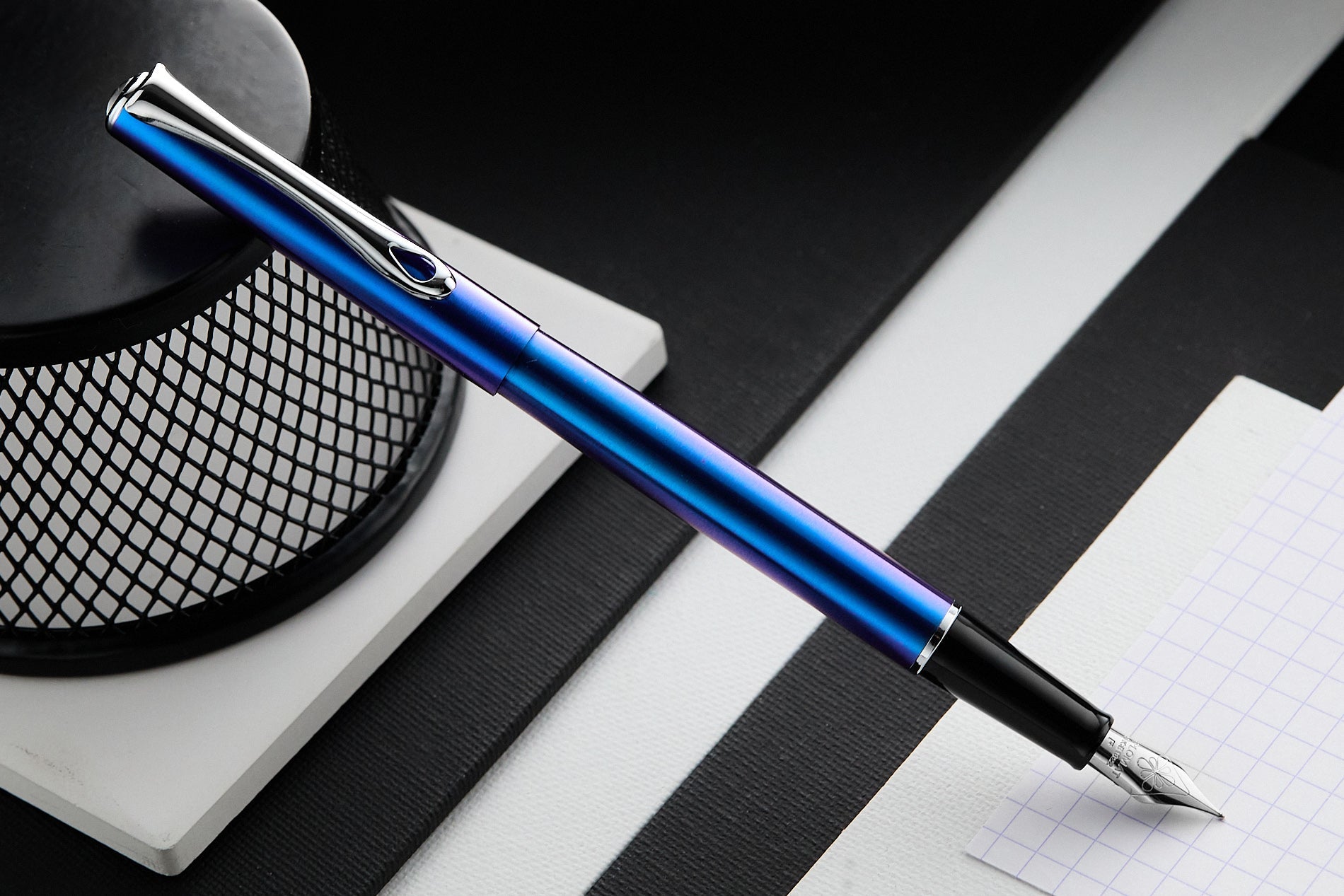 עט נובע Diplomat Traveller - כחול Funky Blue