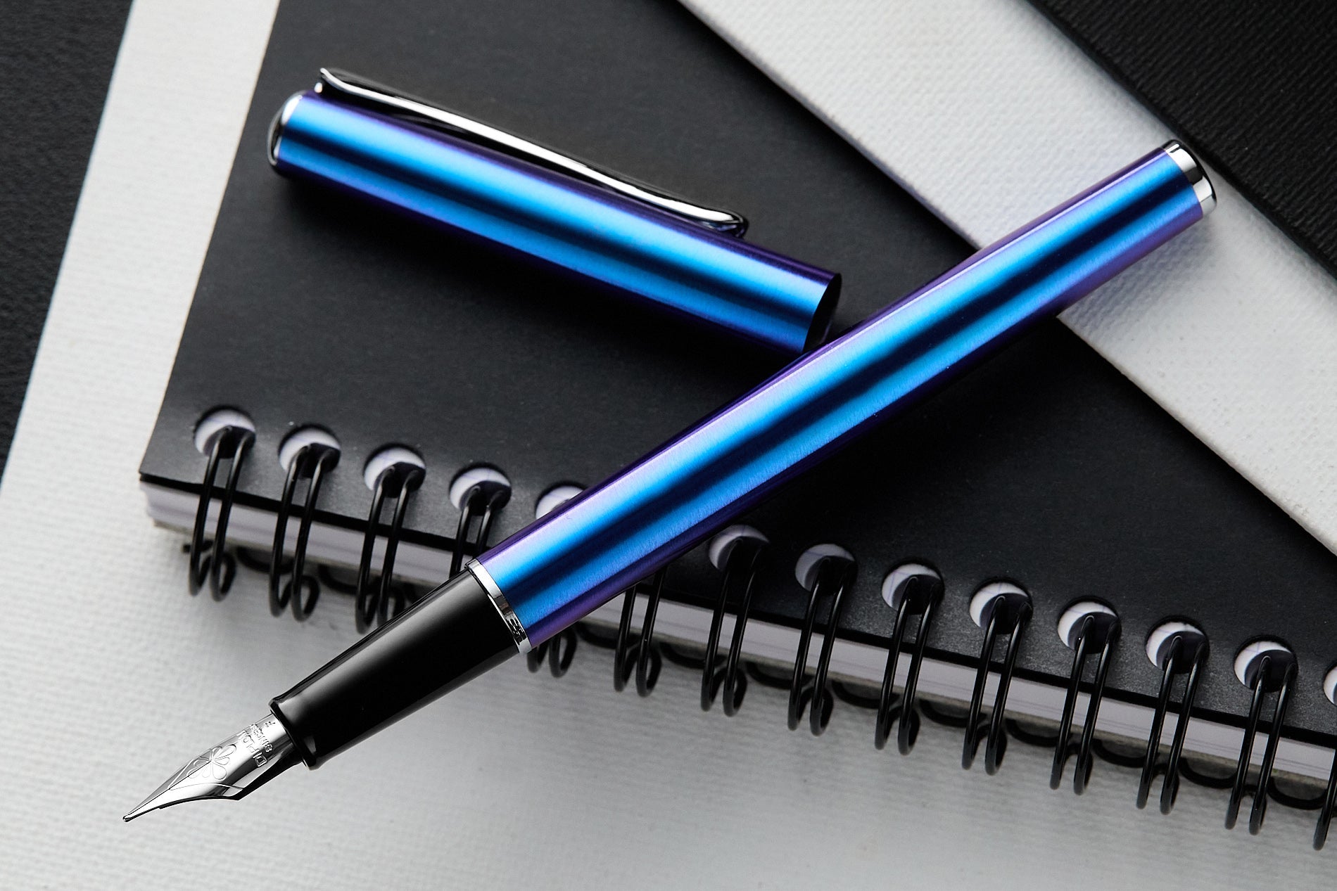 עט נובע Diplomat Traveller - כחול Funky Blue