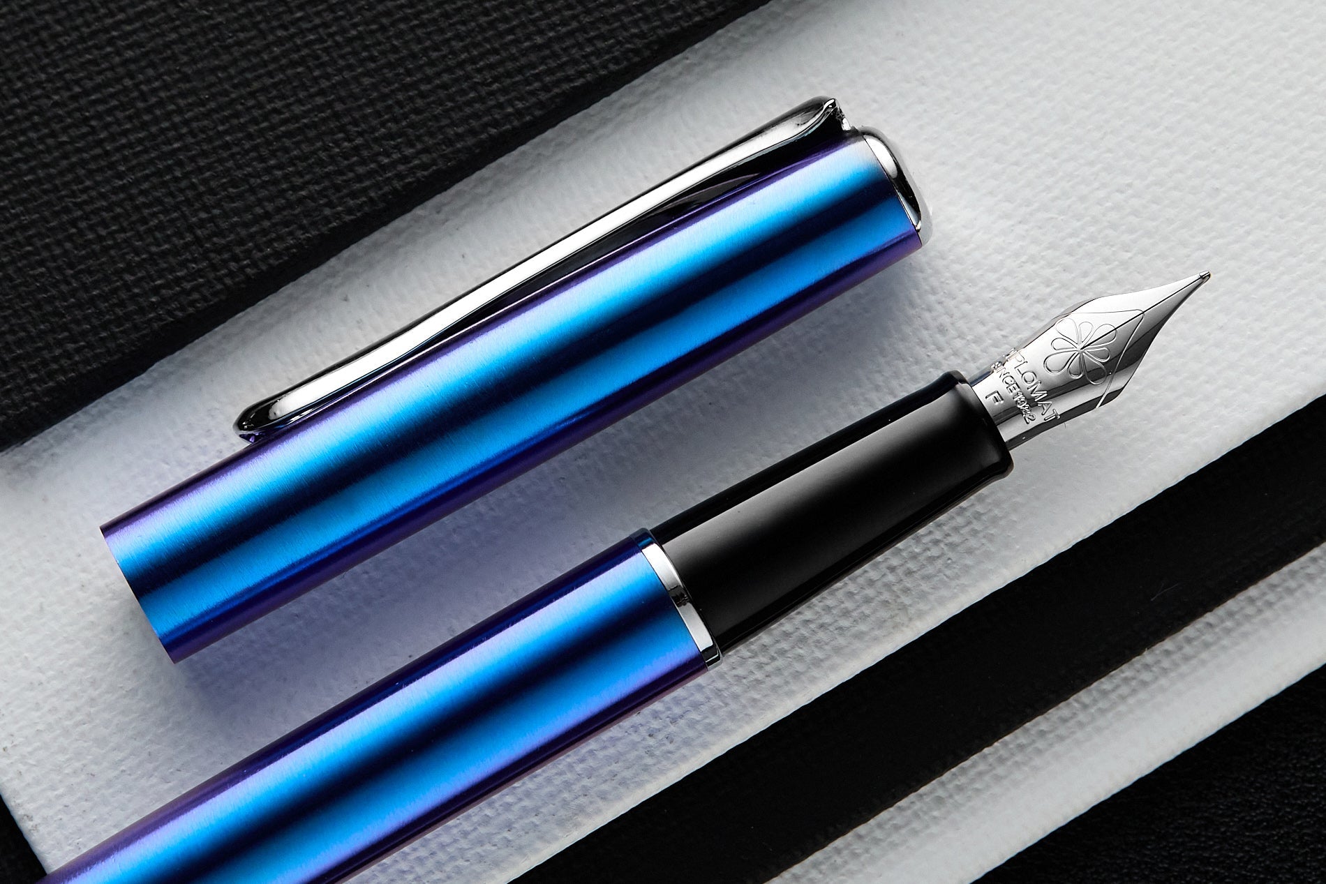 עט נובע Diplomat Traveller - כחול Funky Blue