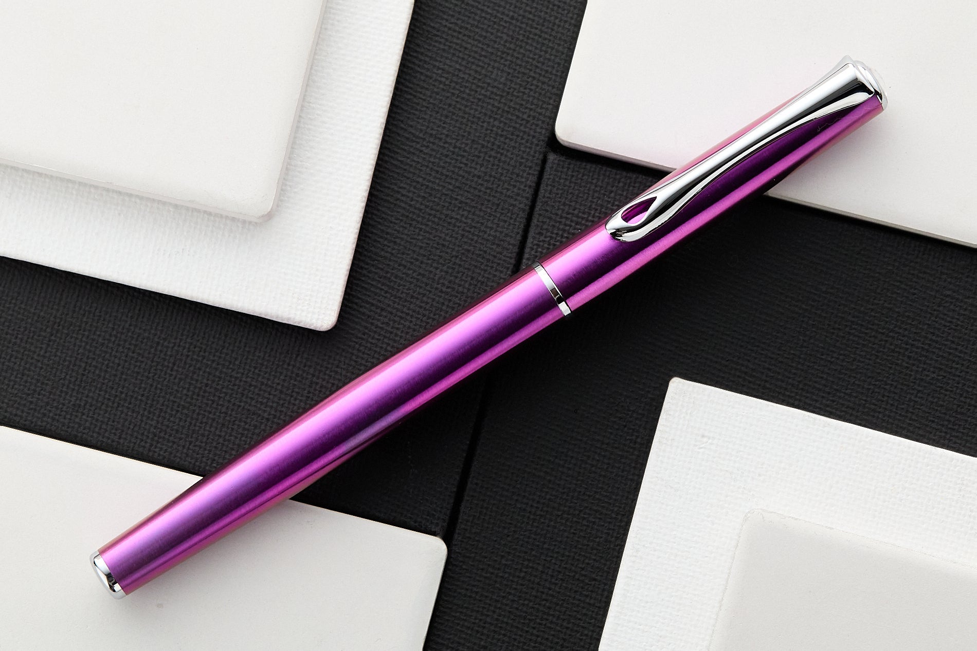 עט נובע Diplomat Traveller - פוקסיה Funky Fuchsia