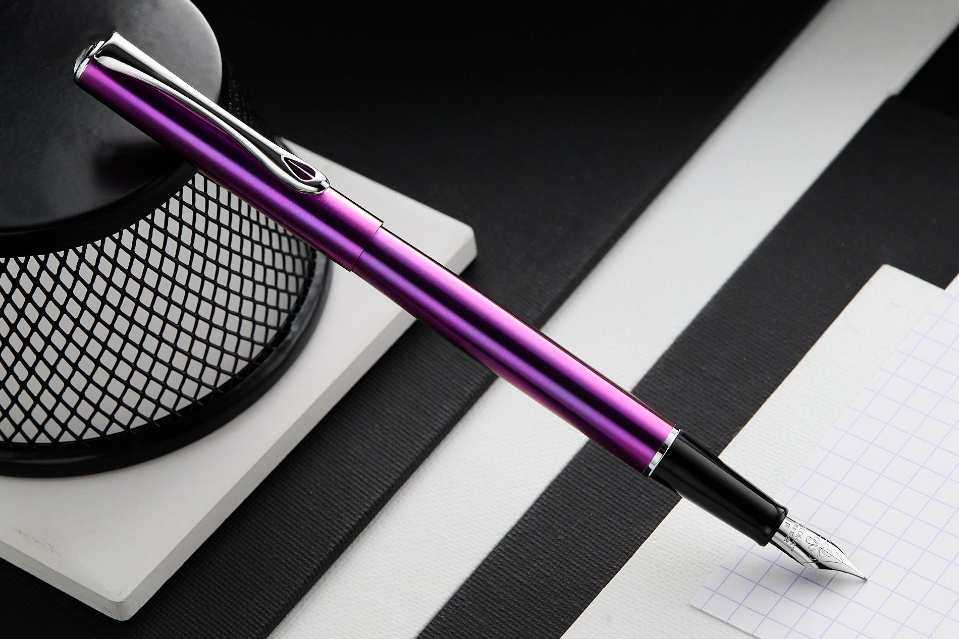 עט נובע Diplomat Traveller - פוקסיה Funky Fuchsia