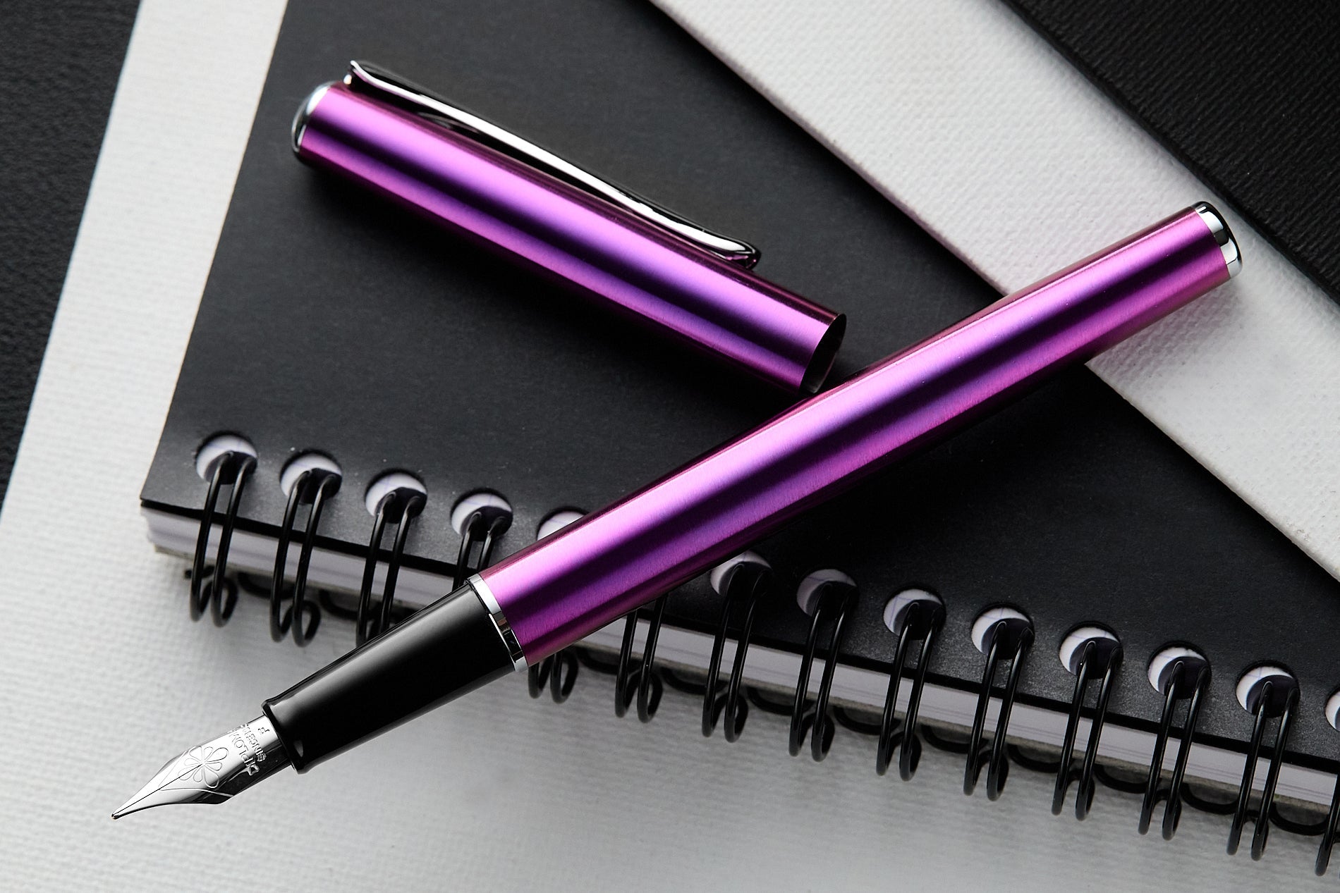 עט נובע Diplomat Traveller - פוקסיה Funky Fuchsia